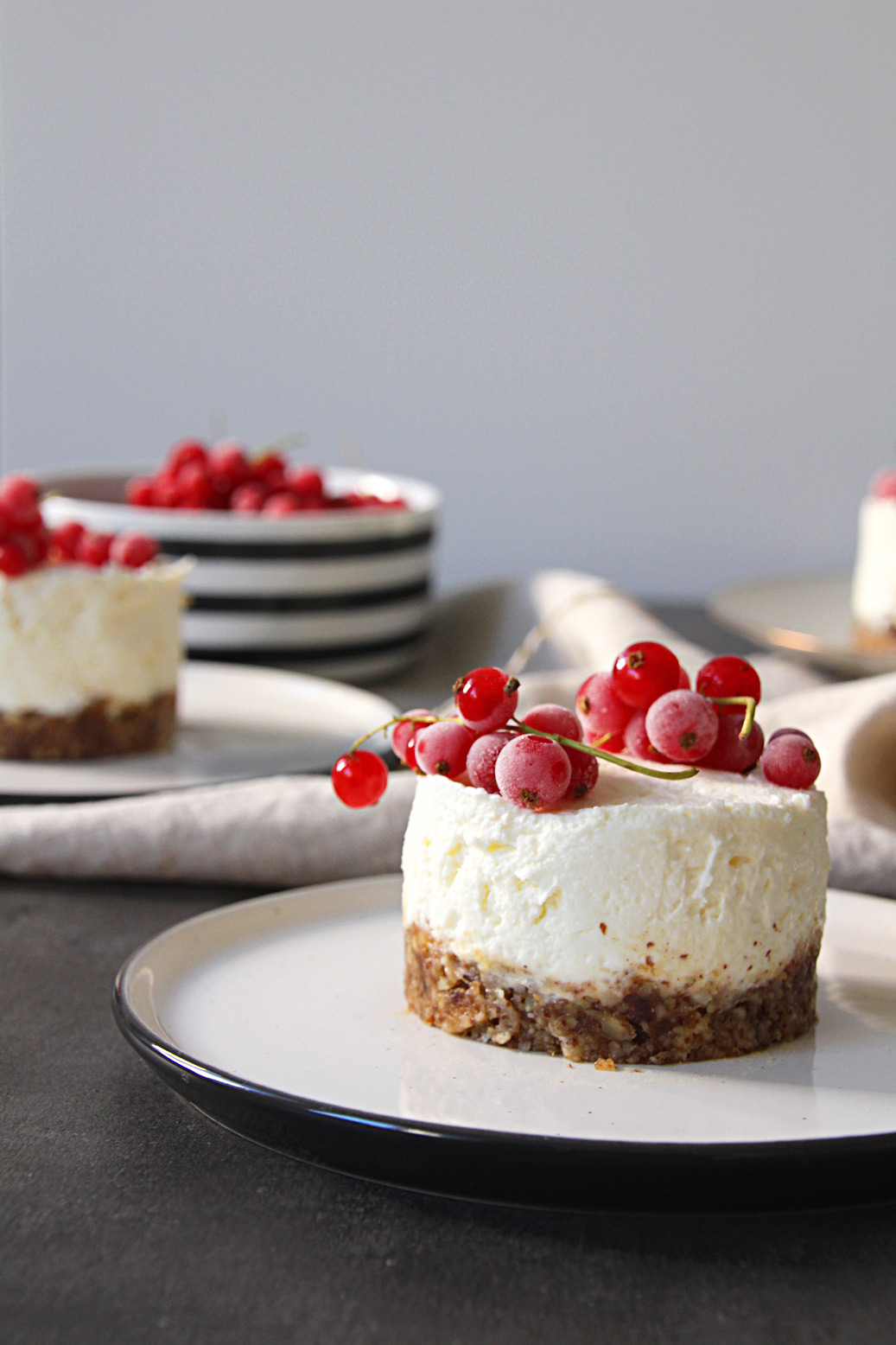 No Bake Lemon-Cheesecake mit Johannisbeeren I Kleid &amp; Kuchen