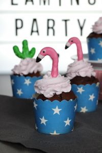Muffins mit Fondantdeko in Form eines Flamingos