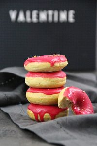Donuts mit Glasur und Zuckerperlen