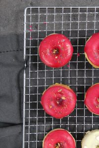 Donuts mit Glasur und Zuckerperlen