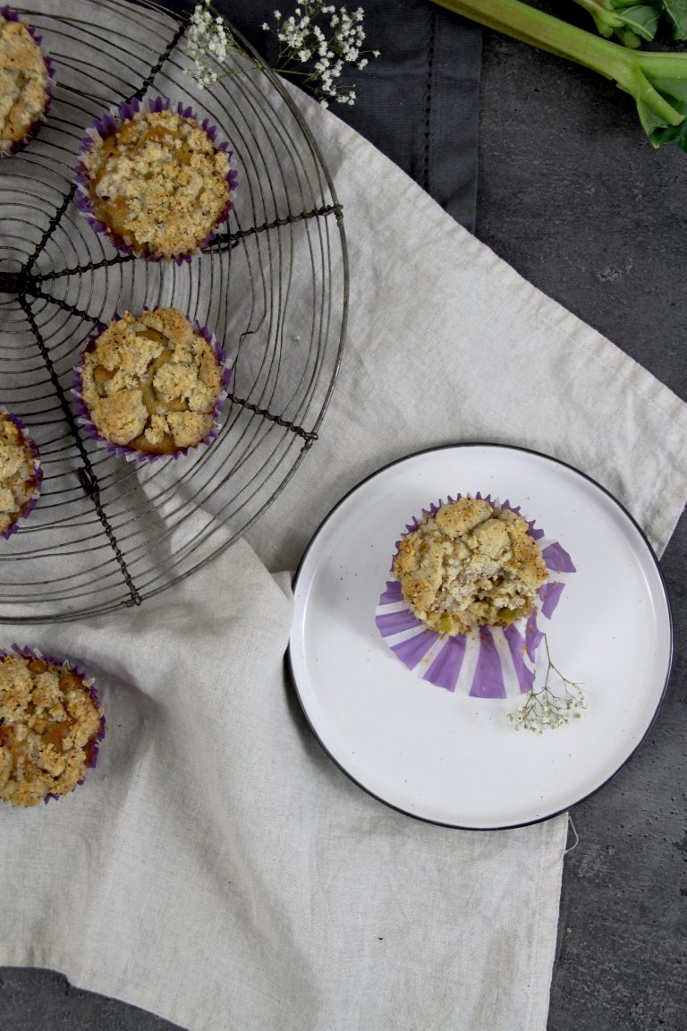 Rhabarbermuffins mit Haselnussstreuseln | Kleid &amp; Kuchen