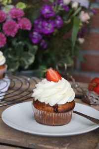Erdbeercupcakes mit Zitronen-Frischkäsefrosting