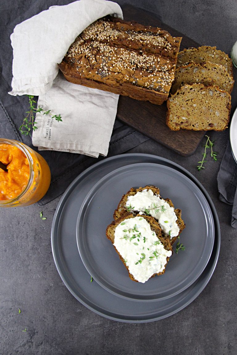 Kürbisbrot mit getrockneten Tomaten &amp; Thymian-Schafskäsedip | Kleid ...