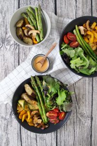 Sommersalat mit Grillgemüse, vegetarischer Bratwurst und würzigem Lein-Paprika-Chilidressing