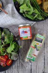 Sommersalat mit Grillgemüse, vegetarischer Bratwurst und würzigem Lein-Paprika-Chilidressing