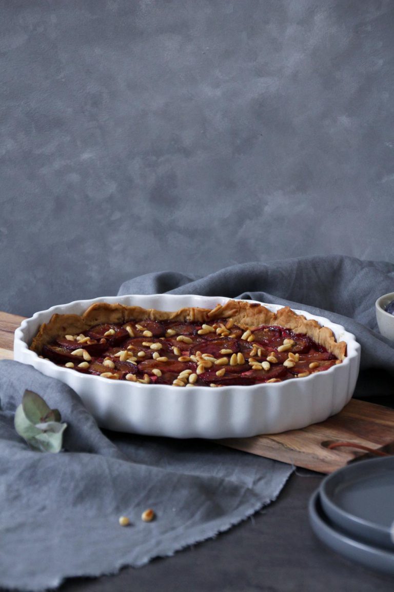 Pflaumentarte mit Pinienkernen | Kleid &amp; Kuchen