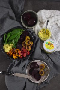 Rezept für Falafel-Bowl mit Spinat, Kürbis und Mango-Kurkumasalat