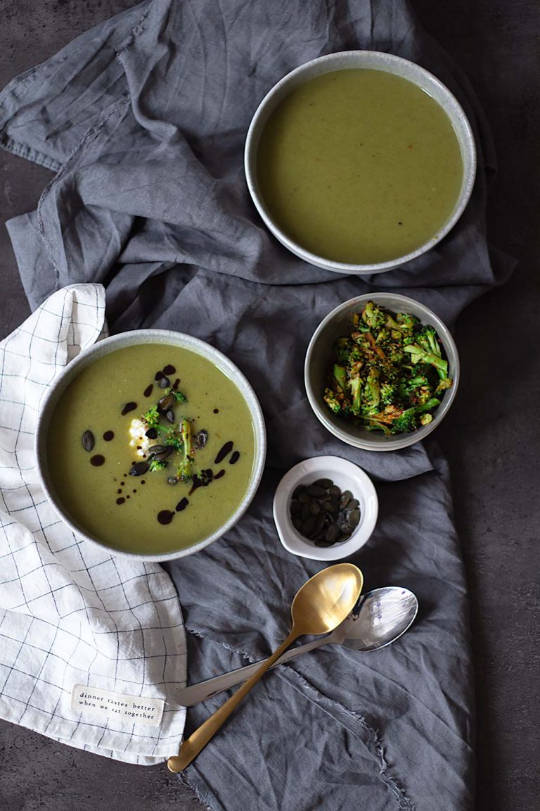 Brokkolicremesuppe mit körnigem Frischkäse &amp; Brokkoli-Chilitopping ...
