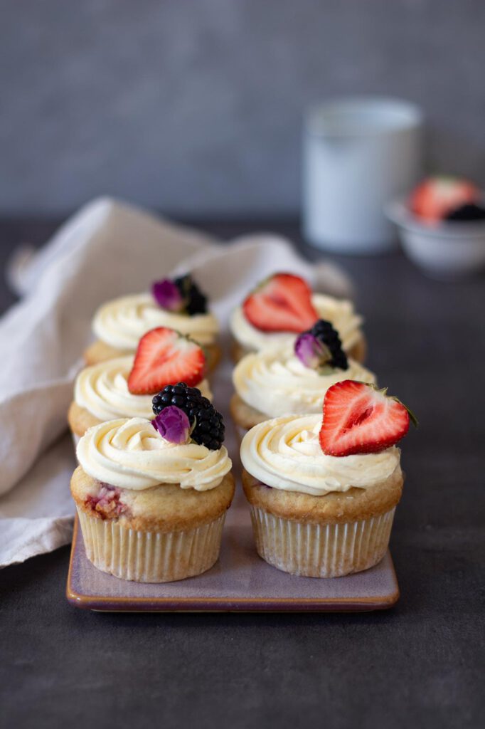 Rezept für vegane Erdbeercupcakes mit Vanillebuttercreme