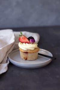 Rezept für vegane Erdbeercupcakes mit Vanillebuttercreme