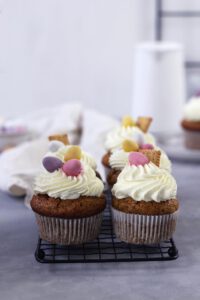 Backen zu Ostern: Carrot Cake Muffins mit Frischkäsefrosting