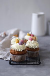 Backen zu Ostern: Carrot Cake Muffins mit Frischkäsefrosting