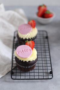 Rezept für Schoko-Vanillecupcakes mit Erdbeeren