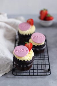 Rezept für Schoko-Vanillecupcakes mit Erdbeeren