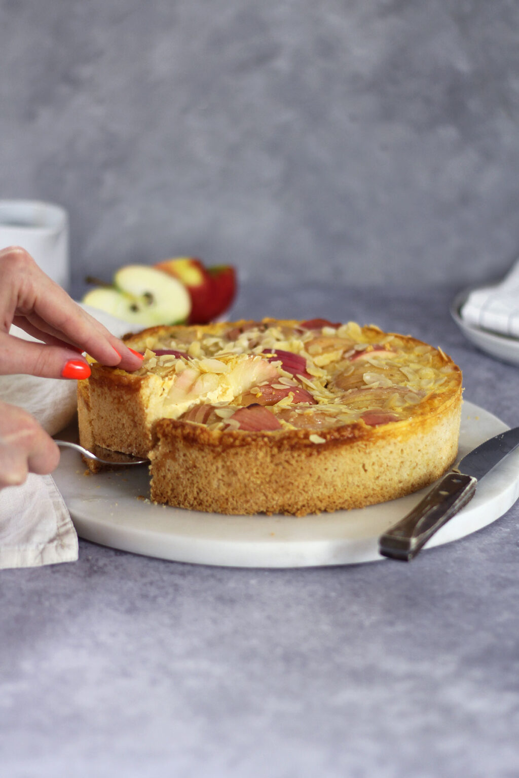 Saftiger Apfelkuchen mit Pudding und Mandeln | Kleid &amp; Kuchen