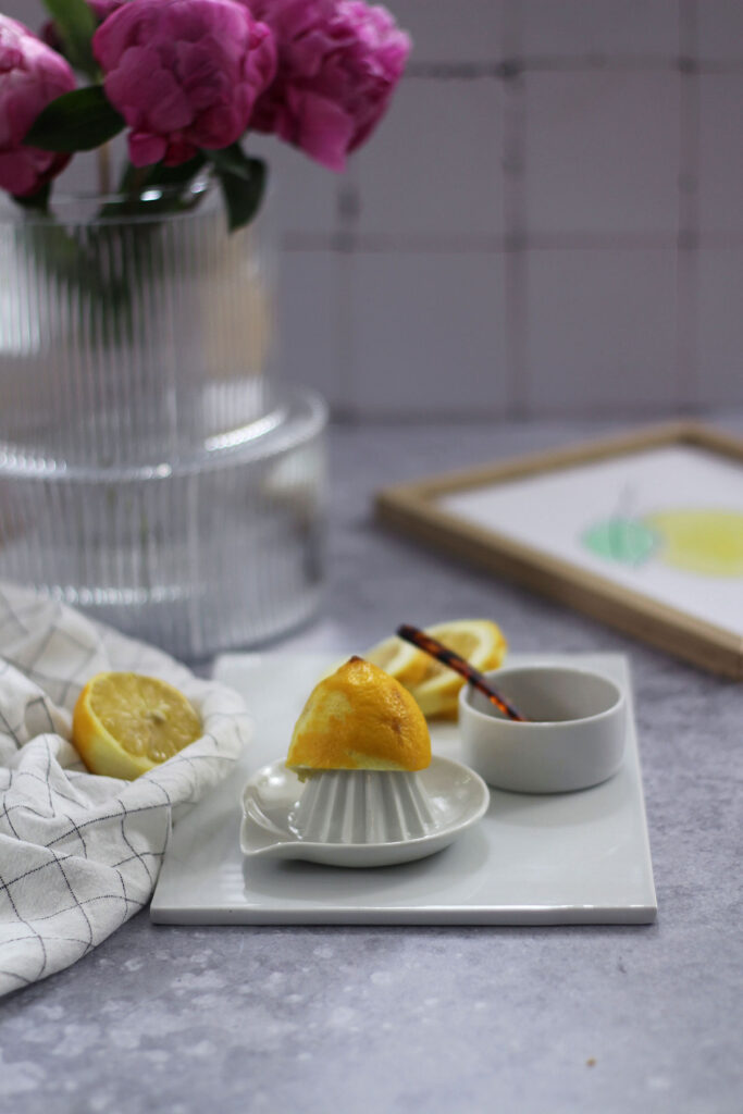 Zitronenkuchen mit Joghurt und Pistazien