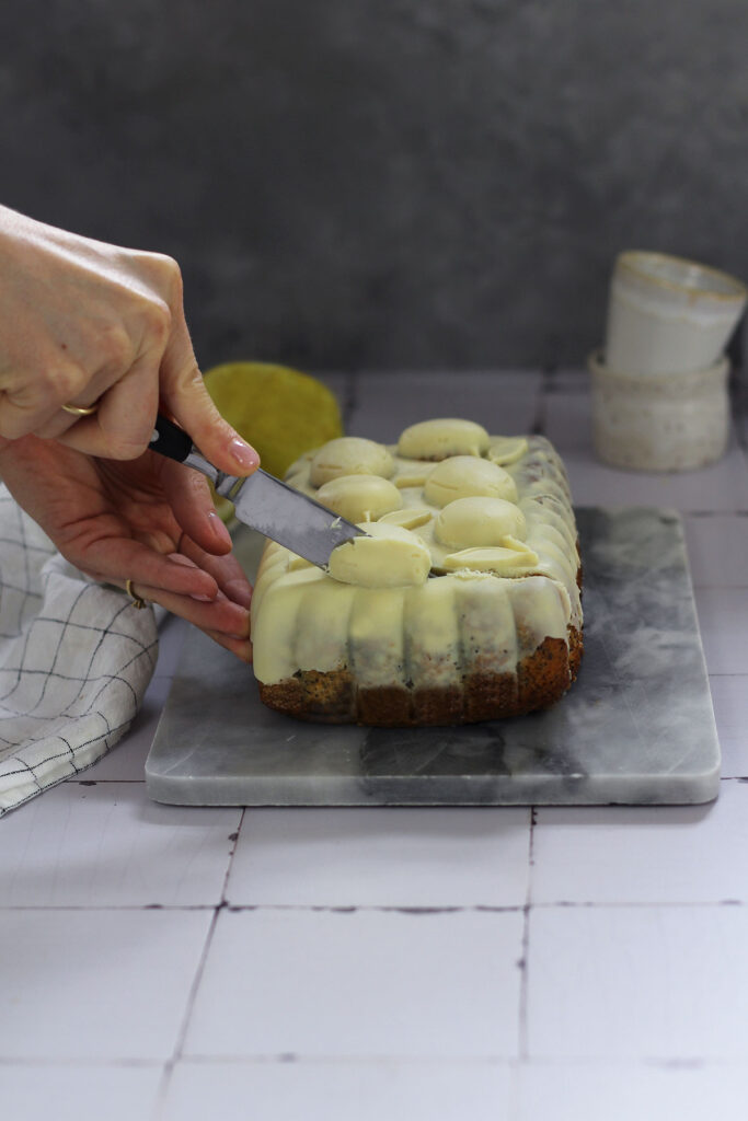 Rezept für saftigen Zitronenkuchen mit Mohn und weißer Schokolade