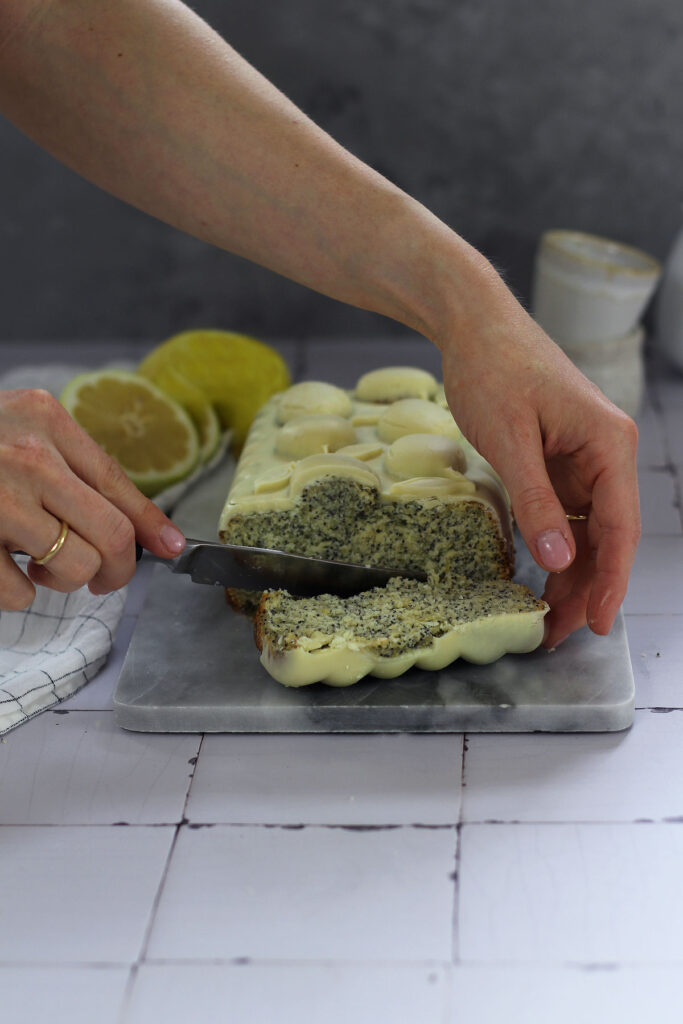 Rezept für saftigen Zitronenkuchen mit Mohn und weißer Schokolade