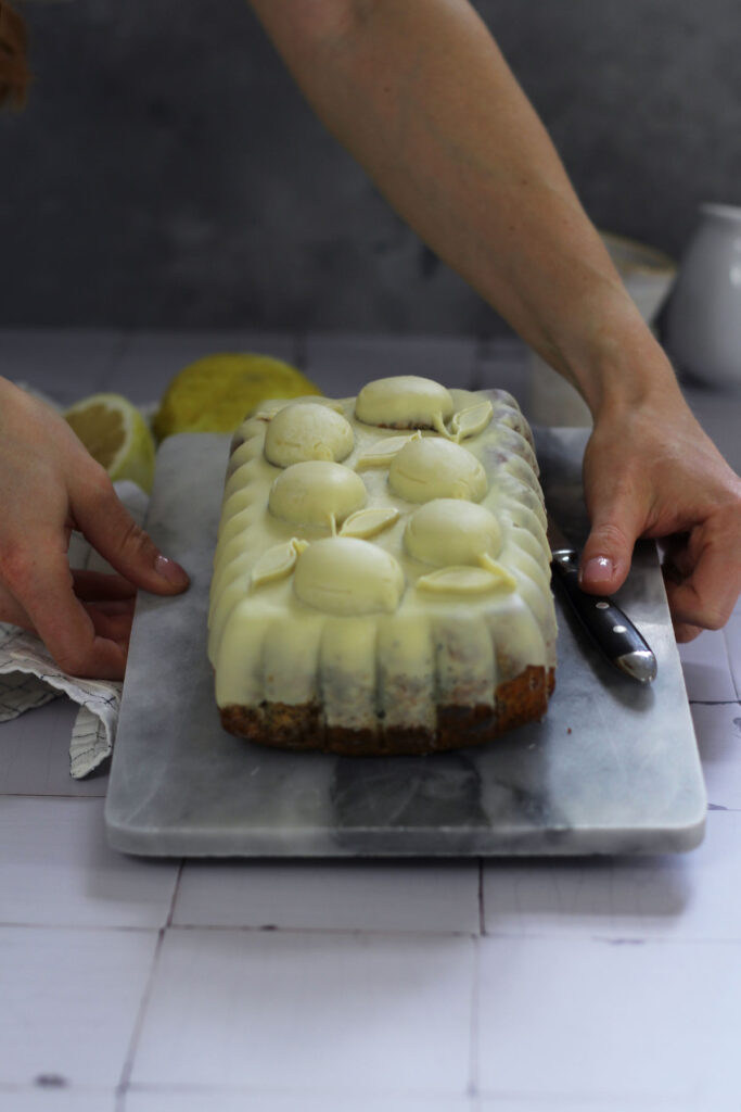 Rezept für saftigen Zitronenkuchen mit Mohn und weißer Schokolade