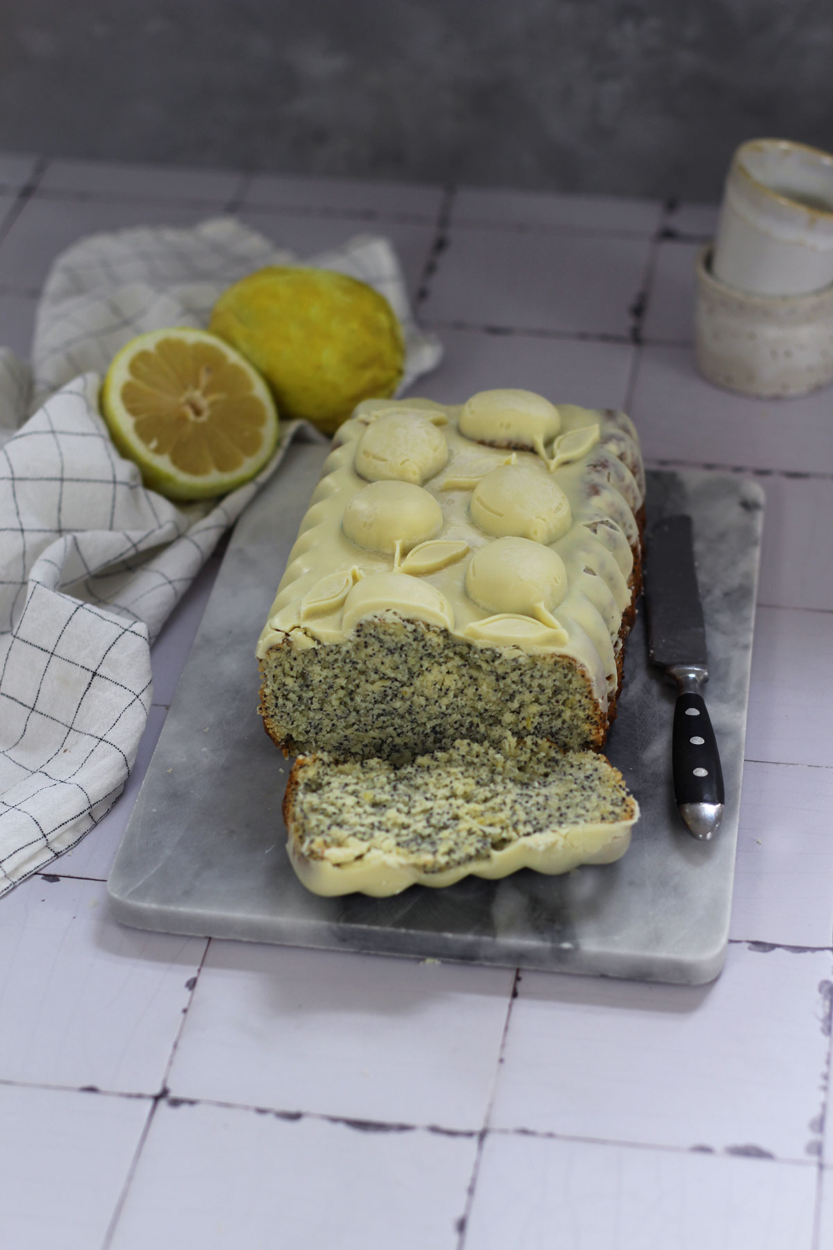 Rezept für saftigen Zitronenkuchen mit Mohn und weißer Schokolade
