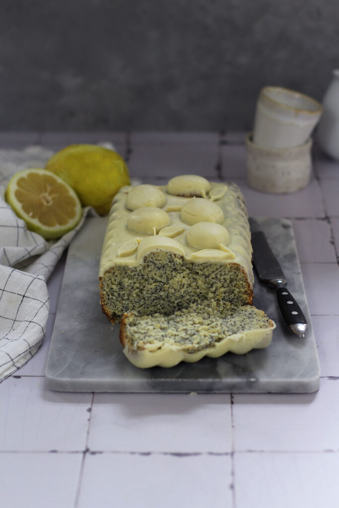 Rezept für saftigen Zitronenkuchen mit Mohn und weißer Schokolade